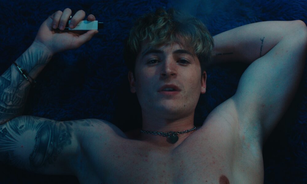 'Blue Film': l'incontro tra uno sfrontato camboy e un uomo misterioso si trasforma in un doloroso viaggio nel passato tra abusi e solitudine