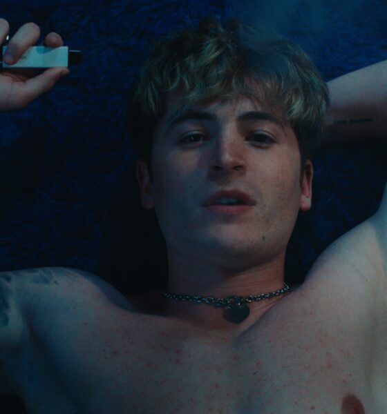 'Blue Film': l'incontro tra uno sfrontato camboy e un uomo misterioso si trasforma in un doloroso viaggio nel passato tra abusi e solitudine