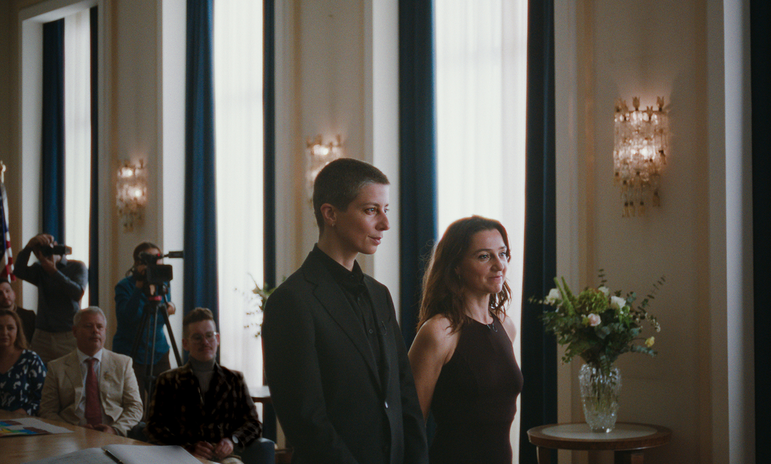 Di Cato Kusters: Julian e Fleur si amano, in modo assoluto, vogliono sposarsi, finché qualcosa di drammatico non spezzerà le loro vite