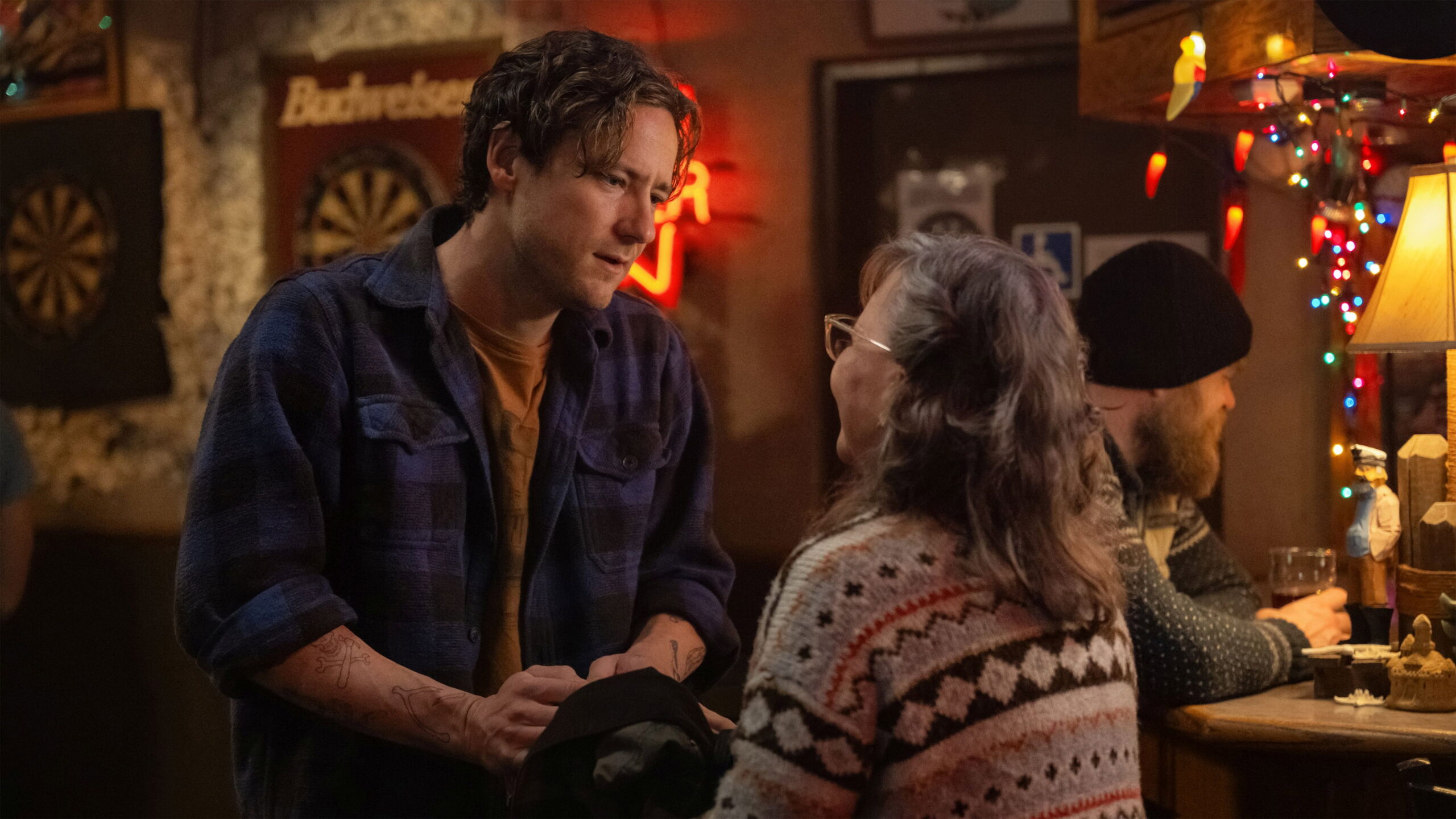 Creature Luminose, con Lewis Pullman e Sally Field, è il tipico film Netflix che si sente molto più profondo di quanto non lo sia.