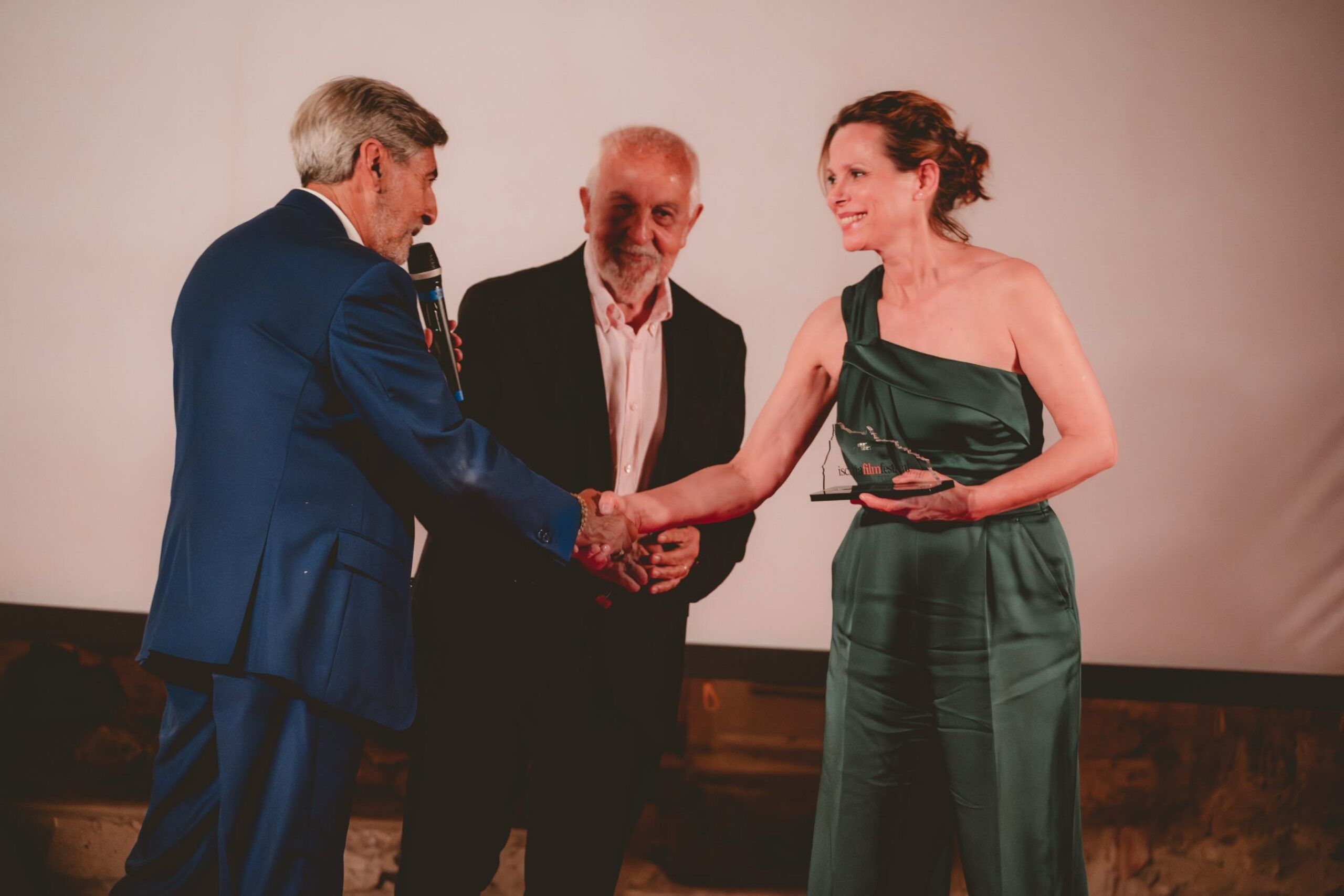 Barbora Bobulova riceve l'Ischia Film Award dal direttore artistico Michelangelo Messina e da Gianni Canova (foto Francesca Pradella)